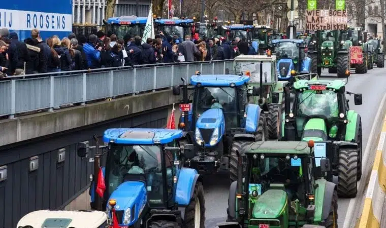 avrupali ciftciler protestoya basladi ciftci yoksa gida da yok VbBINRiU jpg