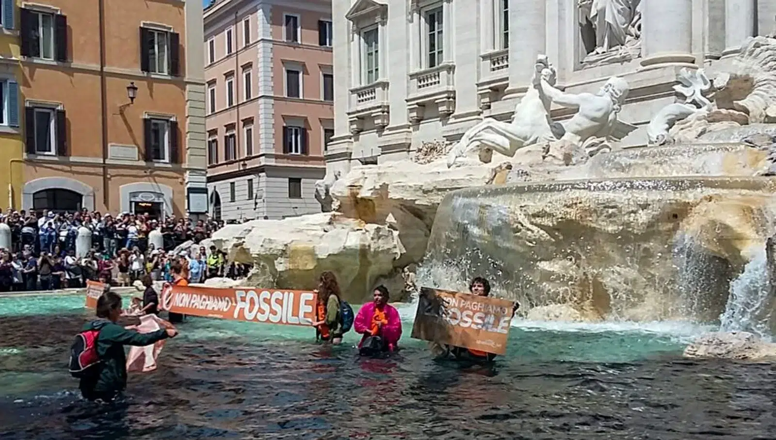 İklim aktivistleri Roma'da: Tarihi Trevi Çeşmesi'nde boyalı protesto eylemi