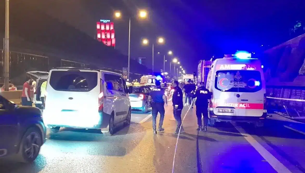 İstanbul Maltepe'de otomobil belediye işçilerinin arasına daldı: 4 ölü