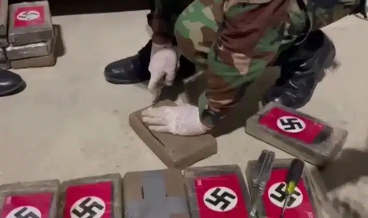 Peru polisi Nazi bayrağı resimleri taşıyan 58 kg uyuşturucu ele geçirdi