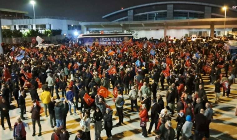 Sabiha Gökçen Havalimanı miting alanına döndü! Yurttaşlar İmamoğlu'nu bekliyor