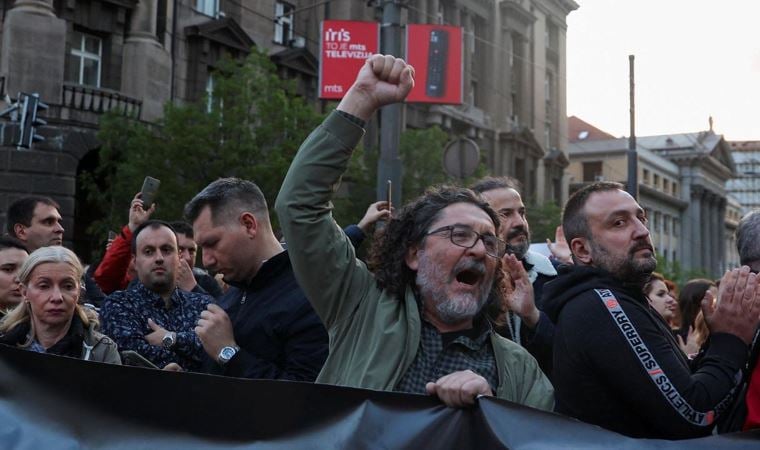 sirbistanda halk hukumeti protesto etti O1HiS2wd