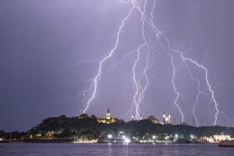 İstanbul'da şimşekler geceyi aydınlattı