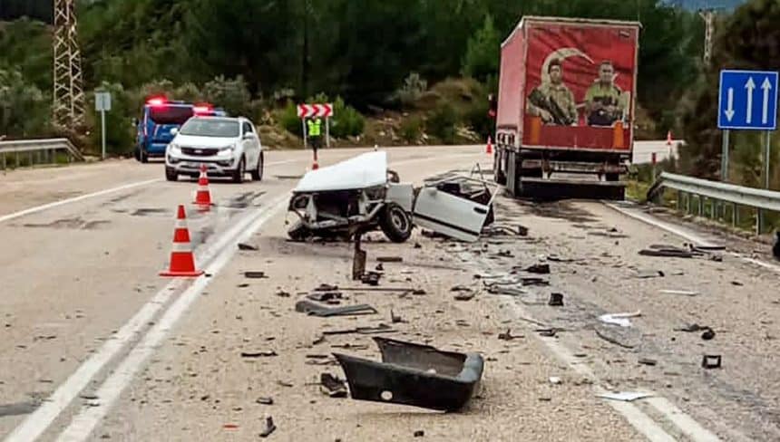 Antalyada Meydana Gelen Trafik Kazasinda Biri Agir Iki Kisi Yaralandi Xgjxxctl.jpg