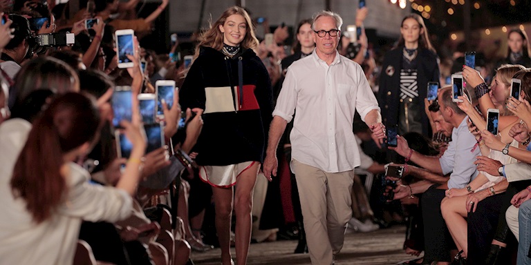 Tommy Hilfiger New York Moda Haftasina Donuyor 1boiljqe.jpg