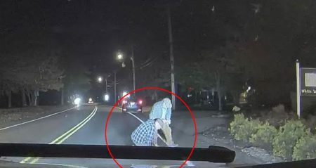 Arabadan düşen 310 bin TL’yi cebine atıp kaçtı: Polis mahalleliye çağrı yaptı arabadan-dusen-310-bin-tlyi-cebine-atip-kacti-polis-mahalleliye-cagri-yapti-v3MNI23E.jpg