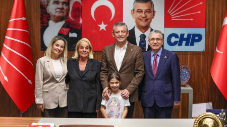 CHP Genel Başkanı Özgür Özel, Denktaş ailesi ile bir araya geldi chp-genel-baskani-ozgur-ozel-denktas-ailesi-ile-bir-araya-geldi-PT5Y9pXz.jpg