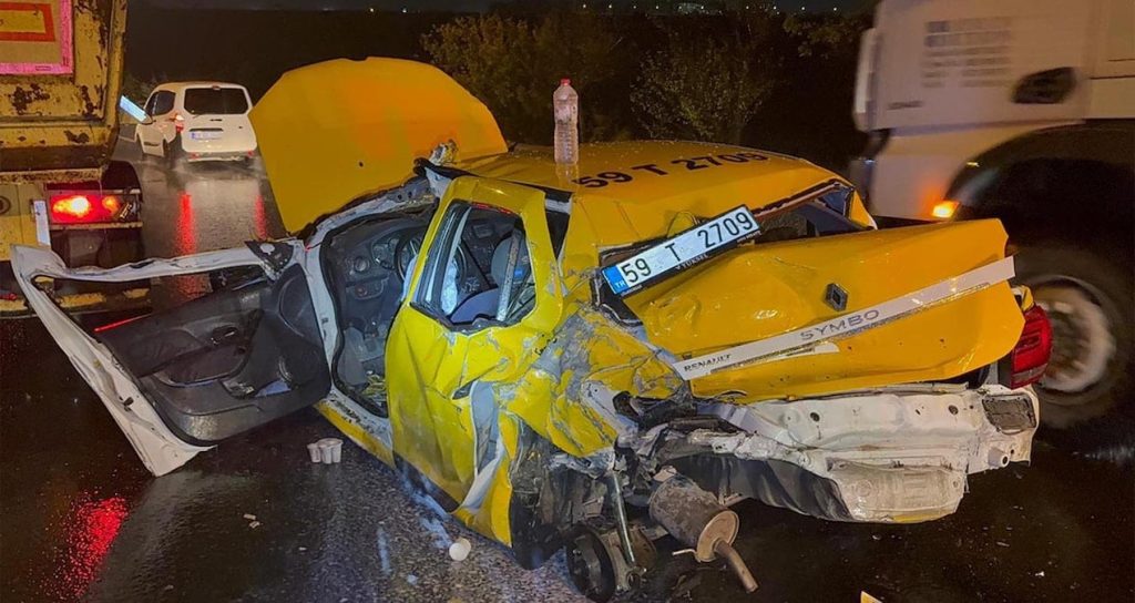 Çorlu’da iki kamyon arasında sıkışan taksi sürücüsü ağır yaralandı corluda-iki-kamyon-arasinda-sikisan-taksi-surucusu-agir-yaralandi-hTdSM1fp.jpg