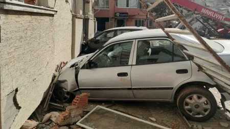 Depremzede araçlar üzerinden vurgun: 1 tutuklama depremzede-araclar-uzerinden-vurgun-1-tutuklama-69yqmqUE.jpg