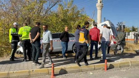 Doktorun aracı ile hasta taşıyan ambulans çarpıştı: 1’i doktor 7 yaralı doktorun-araci-ile-hasta-tasiyan-ambulans-carpisti-1i-doktor-7-yarali-fqF3Q4x4.jpg