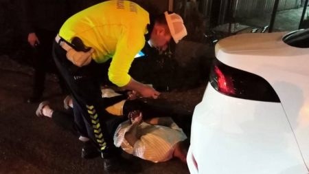 ‘Dur’ ihtarına uymadı, polis memuruna çarptı! dur-ihtarina-uymadi-polis-memuruna-carpti-fvsMct9u.jpg