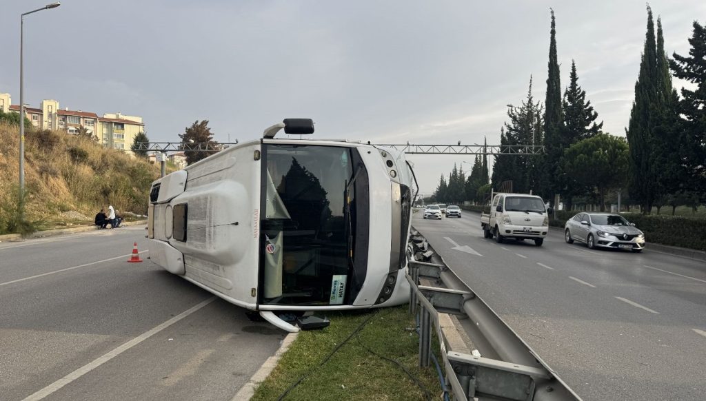Havalimanı personelini taşıyan minibüs devrildi: Yaralılar var havalimani-personelini-tasiyan-minibus-devrildi-yaralilar-var-klpQ6PtF.jpg