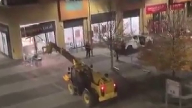 İş makinesi ile ATM çaldılar is-makinesi-ile-atm-caldilar-IZn5LBwU.jpg