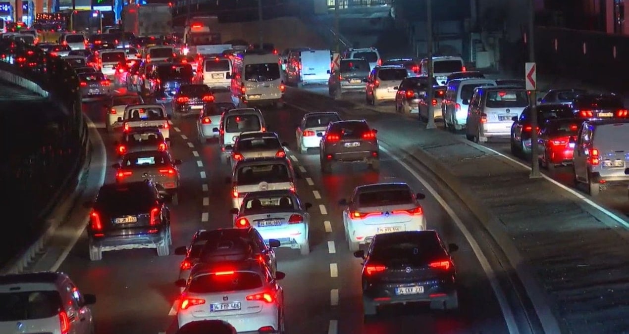 istanbulda-trafik-felc-yogunluk-yuzde-87e-ulasti-GucNzgrI.jpg