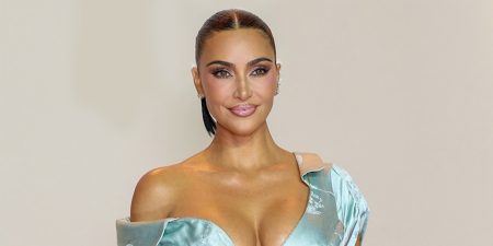 Kim Kardashian’ın Bu Yıl Sergilediği En İyi Kırmızı Halı Görünümleri kim-kardashianin-bu-yil-sergiledigi-en-iyi-kirmizi-hali-gorunumleri-9sAUva6X.png