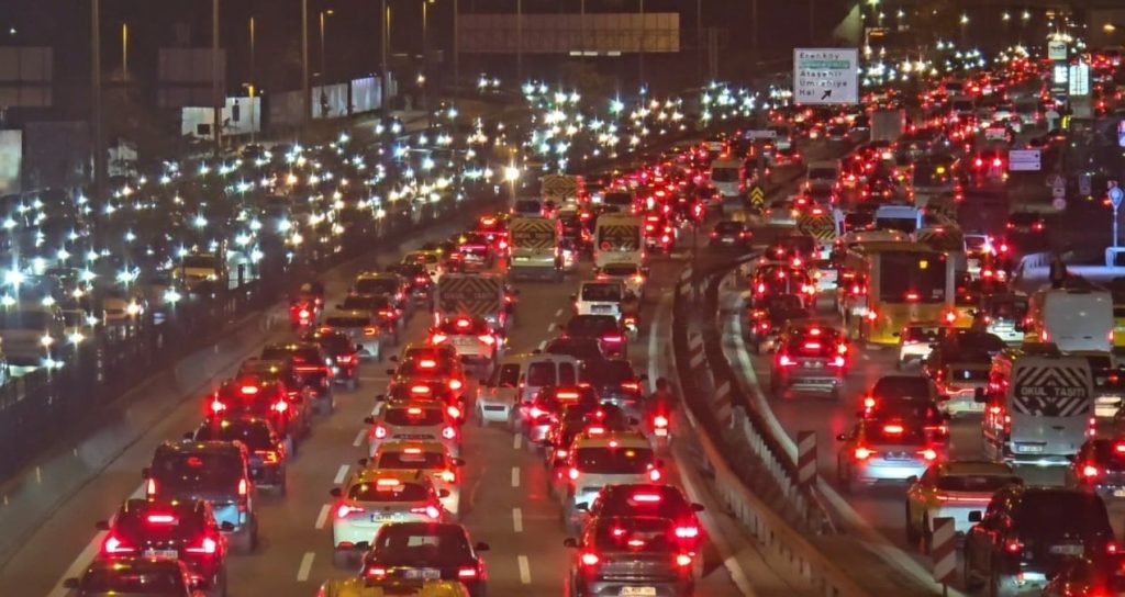 megakentte-trafik-kilit-yogunluk-yuzde-78i-buldu-3hFTsPES.jpg