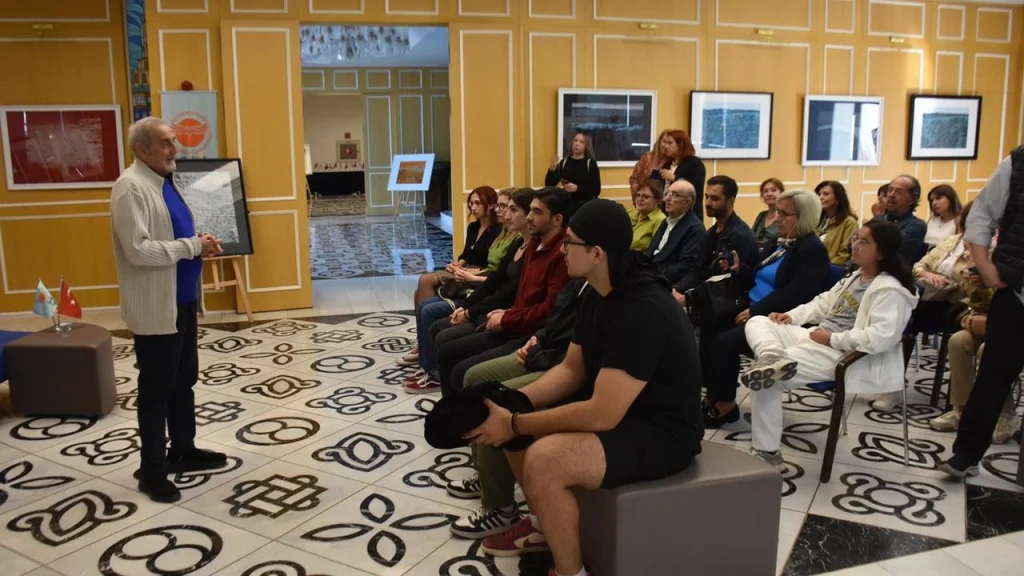 Ressam Devrim Erbil, sanatseverlerle buluştu r-e-s-s-a-m-d-e-v-r-i-m-e-r-b-i-l-i-z-m-i-r-d-e-s-a-n-a-t-s-e-v-e-r-958653-284681