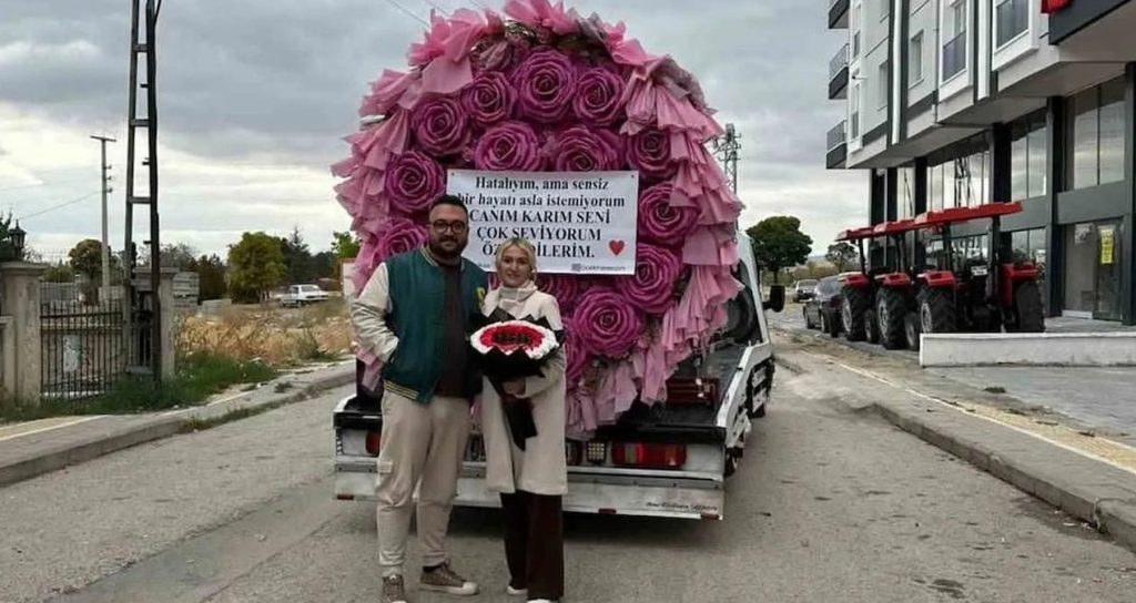 Sosyal medya bu çifti konuştu! Çekiciyle çiçek buketi gönderdi sosyal-medya-bu-cifti-konustu-cekiciyle-cicek-buketi-gonderdi-9RIBwvgA.jpg
