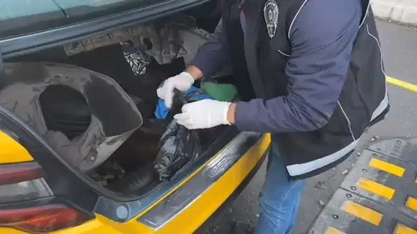 Taksinin yedek lastiğinden ‘metamfetamin’ çıktı taksinin-yedek-lastiginden-metamfetamin-cikti-ZkiGZYtp.jpg