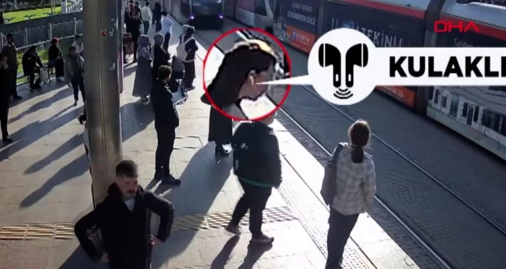 tramvayin-altinda-kalacakti-kulaklik-az-daha-canindan-ediyordu-4Yb8v3dY.jpg
