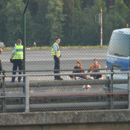 Almanya’da bir ilk: Aktivistlere 400 bin euro para cezası