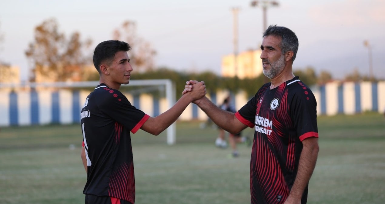 Baba ogul ayni takimda oynuyorlar WQbA77gh.jpg