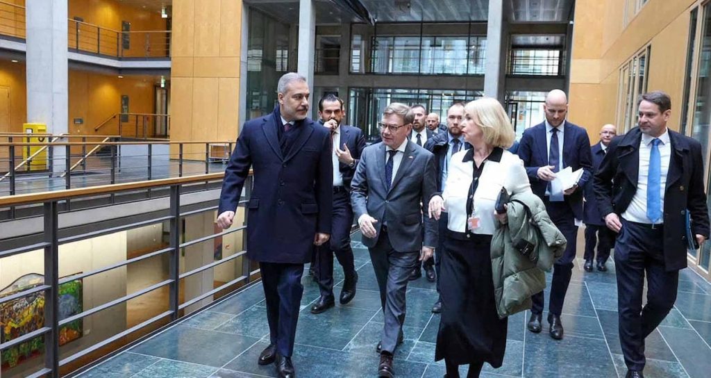 Bakan fidandan berlinde federal meclis ziyareti LnTW5umq.jpg