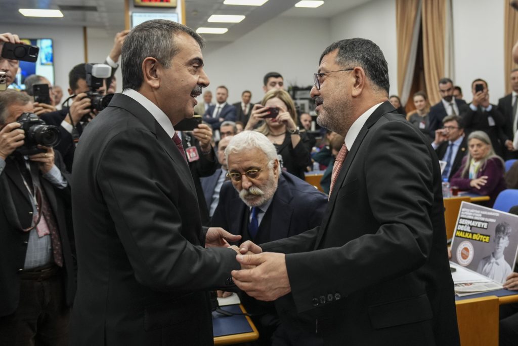 Bakan Tekin ile CHP’li Ağbaba arasında “karne” tartışması: “Sana sıfır veriyorum”