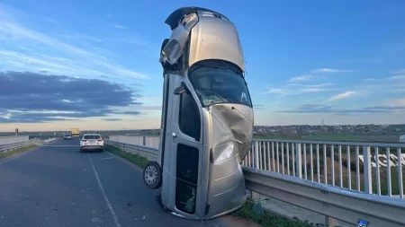 Bariyere çarptı, dik durdu: 2 kişi yaralandı