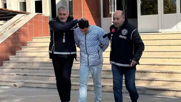 ‘Çakmak’ bahanesiyle yaklaşıp bıçakladı: O anlar kamerada