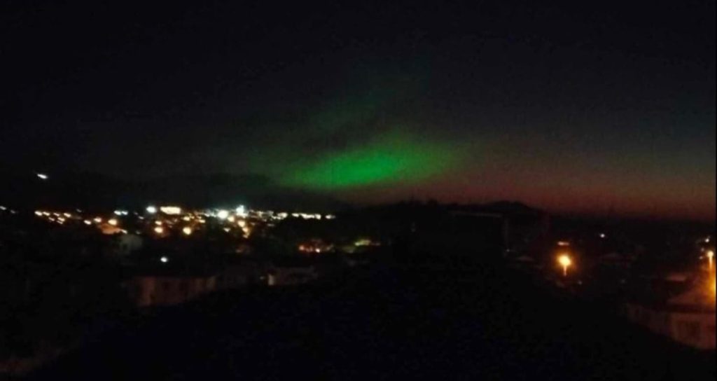 Fethiye’de gökyüzündeki mor ve yeşil ışık dikkat çekti