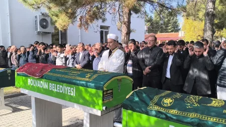 Gıda zehirlenmesi şüphesiyle ölen anne ile 2 çocuğu toprağa verildi