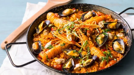 İspanya’dan sofralarınıza: Deniz mahsullü paella tarifi