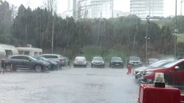 İstanbul’da aniden bastıran dolu sürprizi