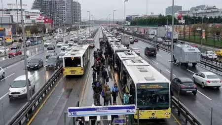 İstanbul’da metrobüs hattında yoğunluk