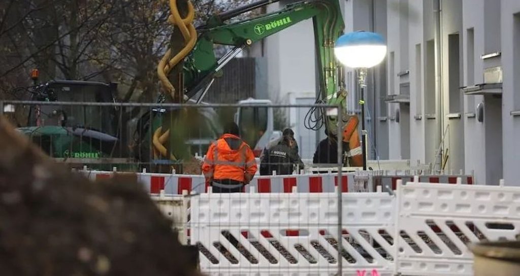 Kentte dev bombalar ortaya cikti 6 bin kisi apar topar tahliye edildi S9xOXeQL.jpg