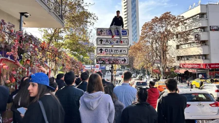 ‘Kızılay’ tabelası önündeki fotoğraf çektirme sırasında bıçaklı kavga