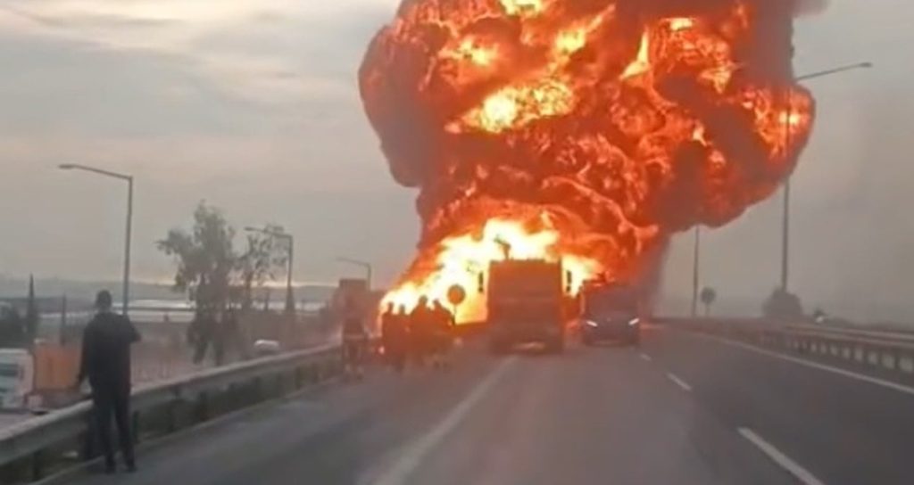 Mersin’de akaryakıt yüklü tanker alev alev yandı Mersinde akaryakit yuklu tanker alev alev yandi B87ryI7I.jpg