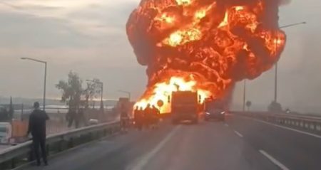 Mersin’de akaryakıt yüklü tanker alev alev yandı Mersinde akaryakit yuklu tanker alev alev yandi B87ryI7I.jpg