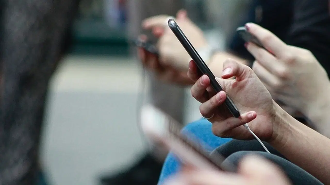 Modern cagin gorunmez bagimliligi nomofobi SAppAVmA.jpg