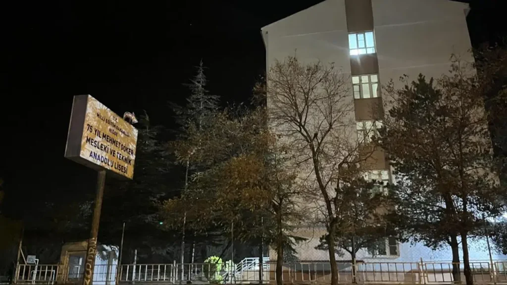 Niğde’de 6 öğrenci yedikleri pastadan sonra hastanelik oldu