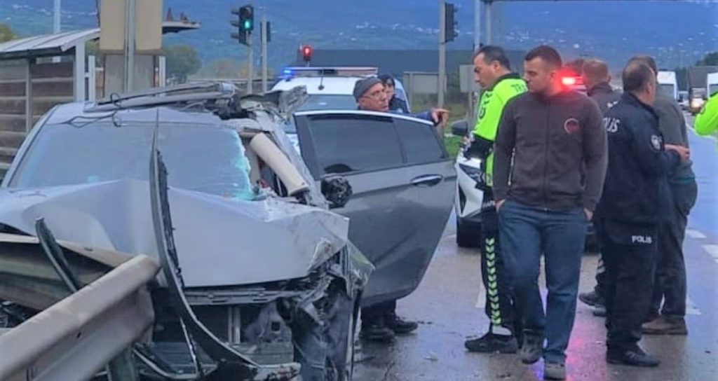 Samsun’da iki otomobil çarpıştı; 3 yaralı