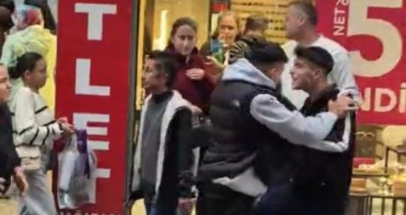 Sokak ortasında tekmeli, yumruklu kavga: O anlar kamerada Sokak ortasinda tekmeli yumruklu kavga o anlar kamerada pnb7eki8.jpg