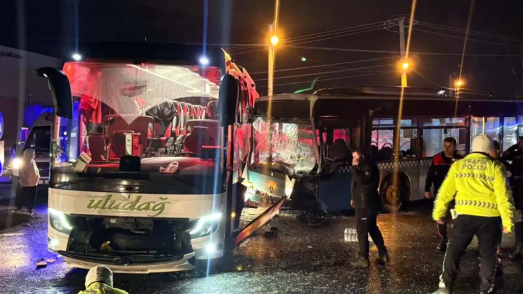 Yolcu otobusu ile halk otobusu carpisti 9 yarali 42v7KNBv.jpg