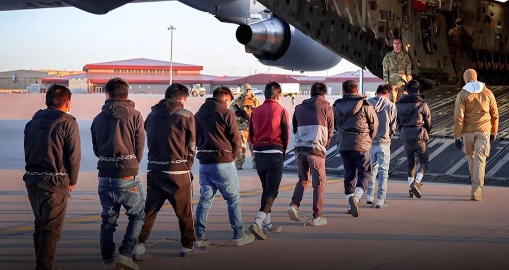 ABD o ülkenin vatandaşlarını tek tek sınır dışı etmeye başladı Abd o ulkenin vatandaslarini tek tek sinir disi etmeye basladi FCXjc9g5.jpg