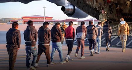 ABD o ülkenin vatandaşlarını tek tek sınır dışı etmeye başladı Abd o ulkenin vatandaslarini tek tek sinir disi etmeye basladi FCXjc9g5.jpg