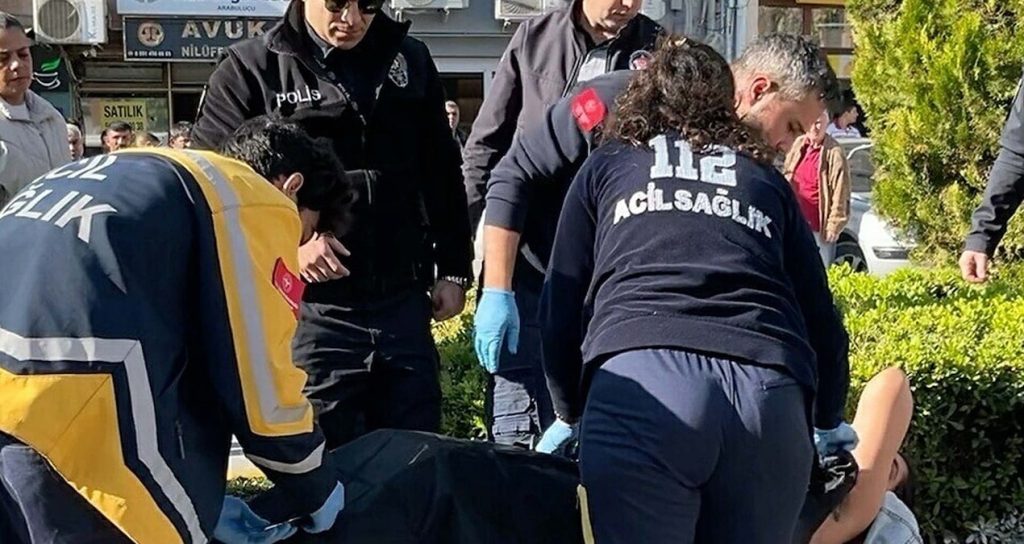 Adliye onunde bosanma asamasindaki esini bicakladi lYpmb1RP.jpg