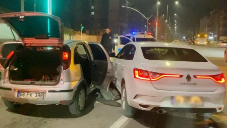 Alkollu surucu emniyet muduru yardimcisinin aracina carpti FLXQCAv4.jpg