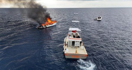 Antalyada yelkenli yat alev alev yandi A8auZQIn.jpg