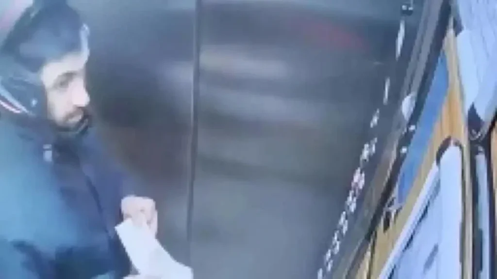 Atatürk portresine tüküren kurye yakalandı ataturk-portresine-tukuren-kurye-yakalandi-3paeZP15.jpg